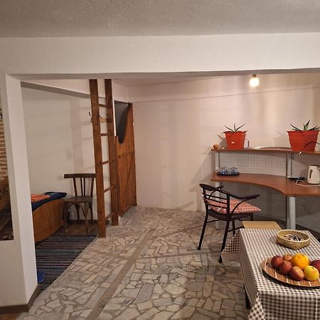At Pikotiko'S - Korca City Rooms For Rent Dış mekan fotoğraf